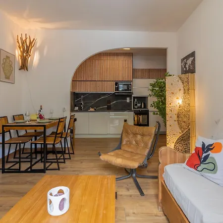 Chez Aline Chic Central Chamonix 1Br W/ Brevent Views - Happy Rentals