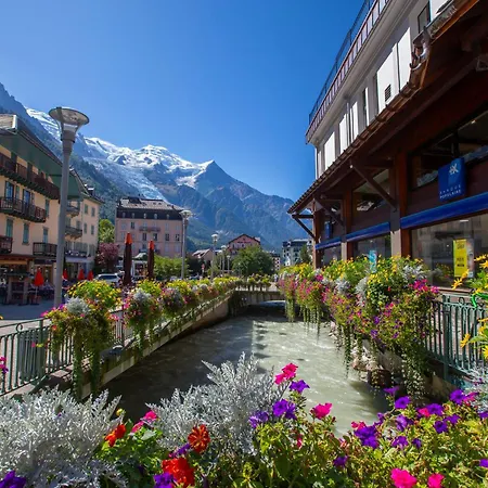 Chez Aline Chic Central Chamonix 1Br W/ Brevent Views - Happy Rentals